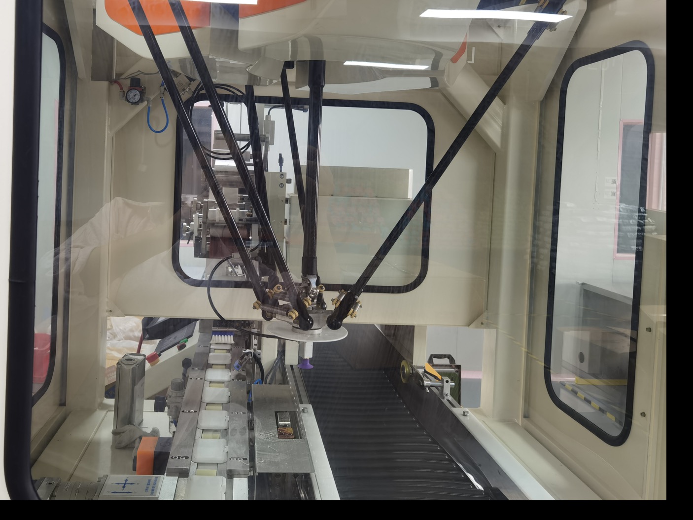 Lid application station